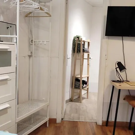 With Bathroom, Refrigerator And Microwave Apartment *